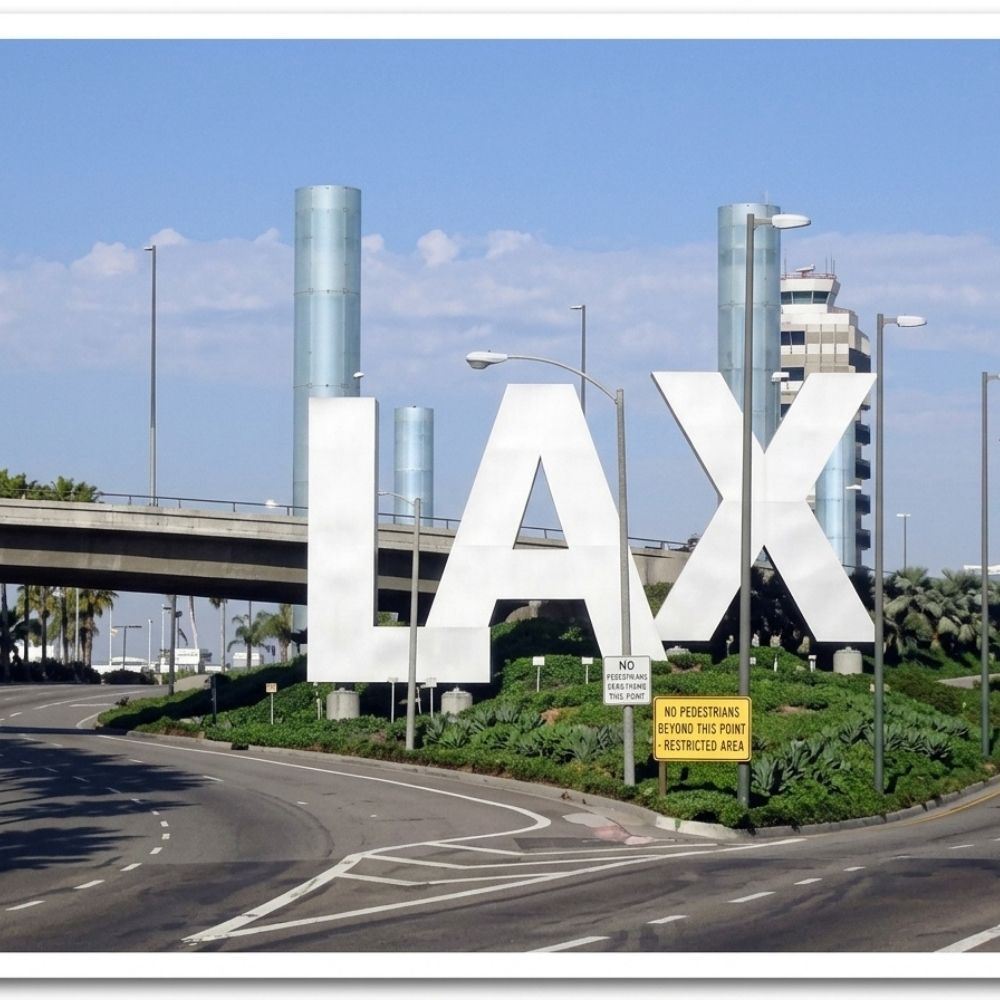 Entrada al aeropuerto LAX de Los Ángeles para logística de envíos aéreos internacionales y recepción de carga.